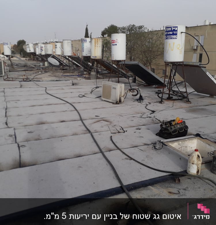 גג עם יריעות איטום, כלים ודליים